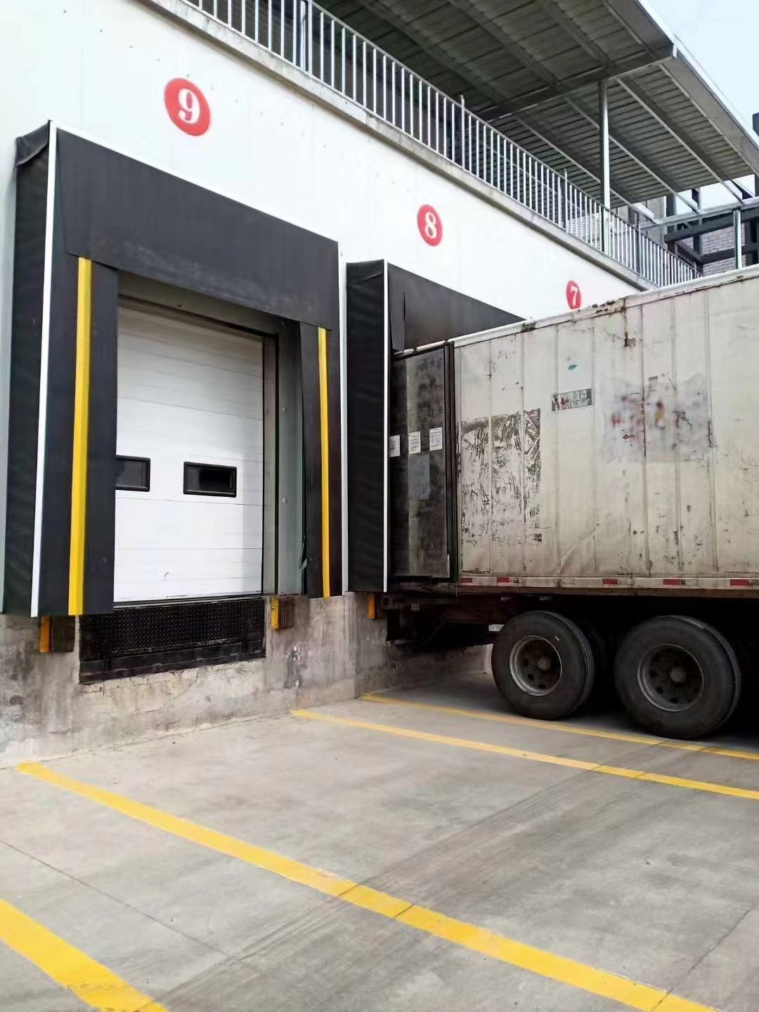 Bagaimana Dock Shelter Membantu Meningkatkan Penyegelan di Cold Storage dan Loading Docks