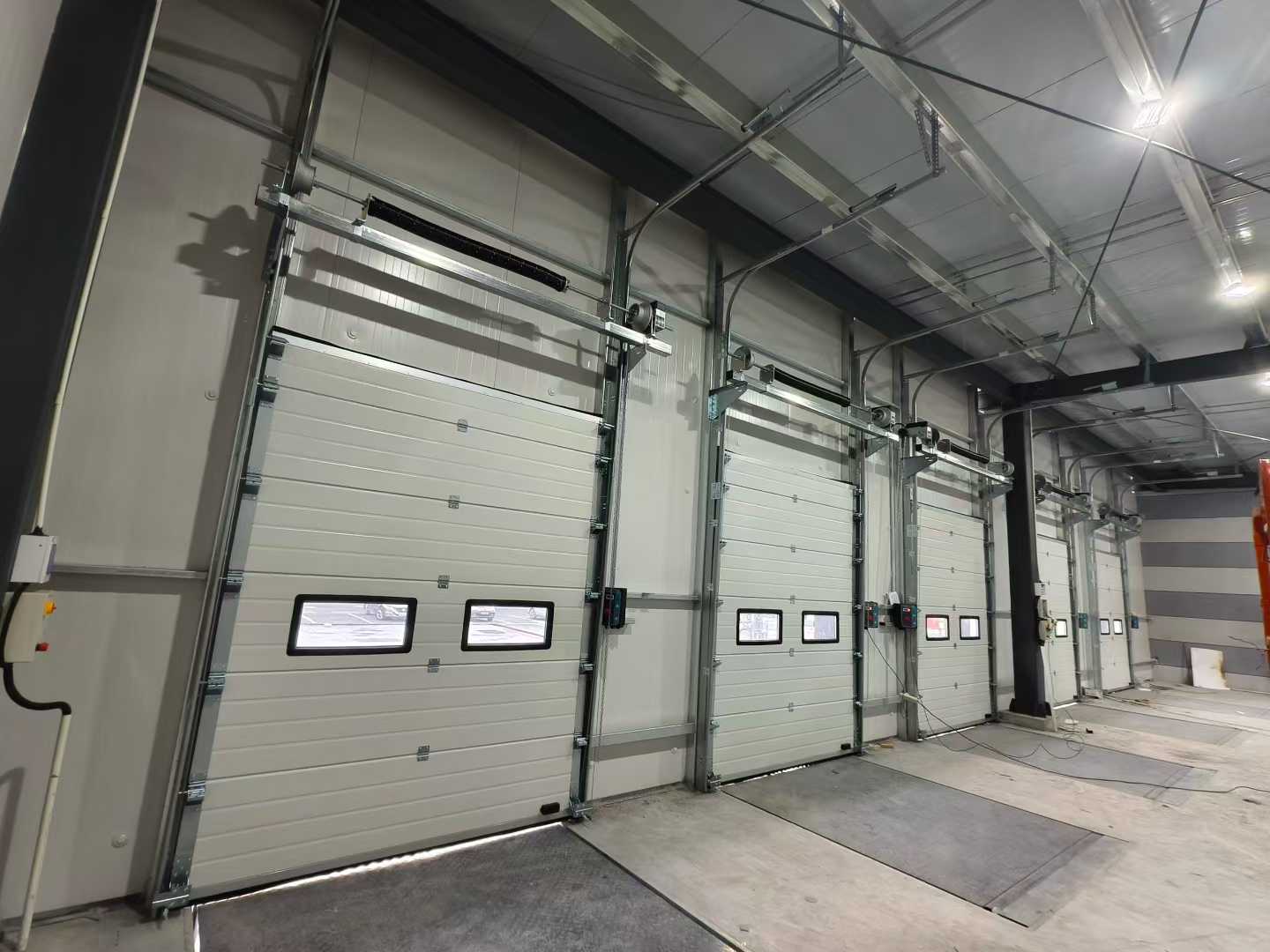 Pengiriman Pintu Bagian Industri dan Dock Levelers untuk Proyek Gudang